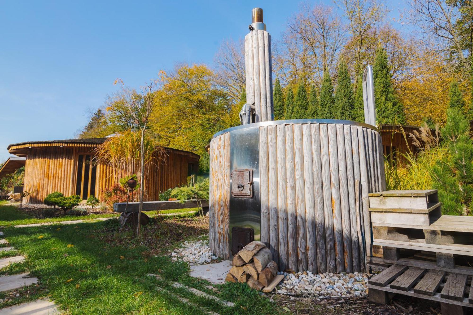 Glamp V Hluboke - Yurts And Wooden Houses Vsetin Exterior photo